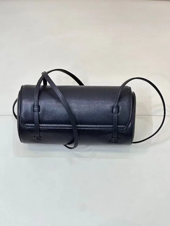 Classic CHANEL Bag: A Stylish and Versatile Choice for Elegance - Picture 5 of 6